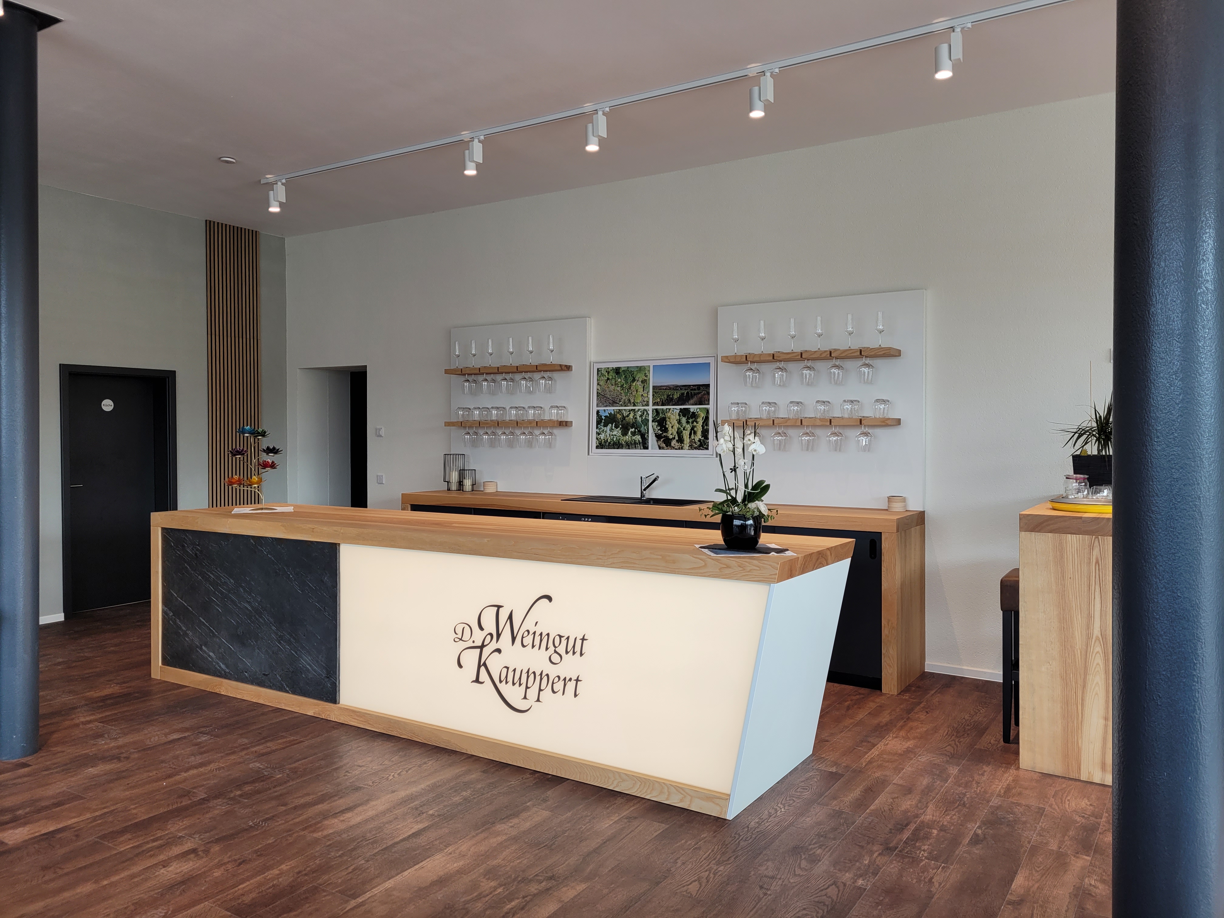 Theke der Vinothek des Weingut Kauppert